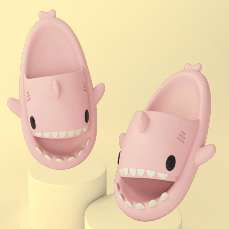 Pantoufles de dessin animé de requin